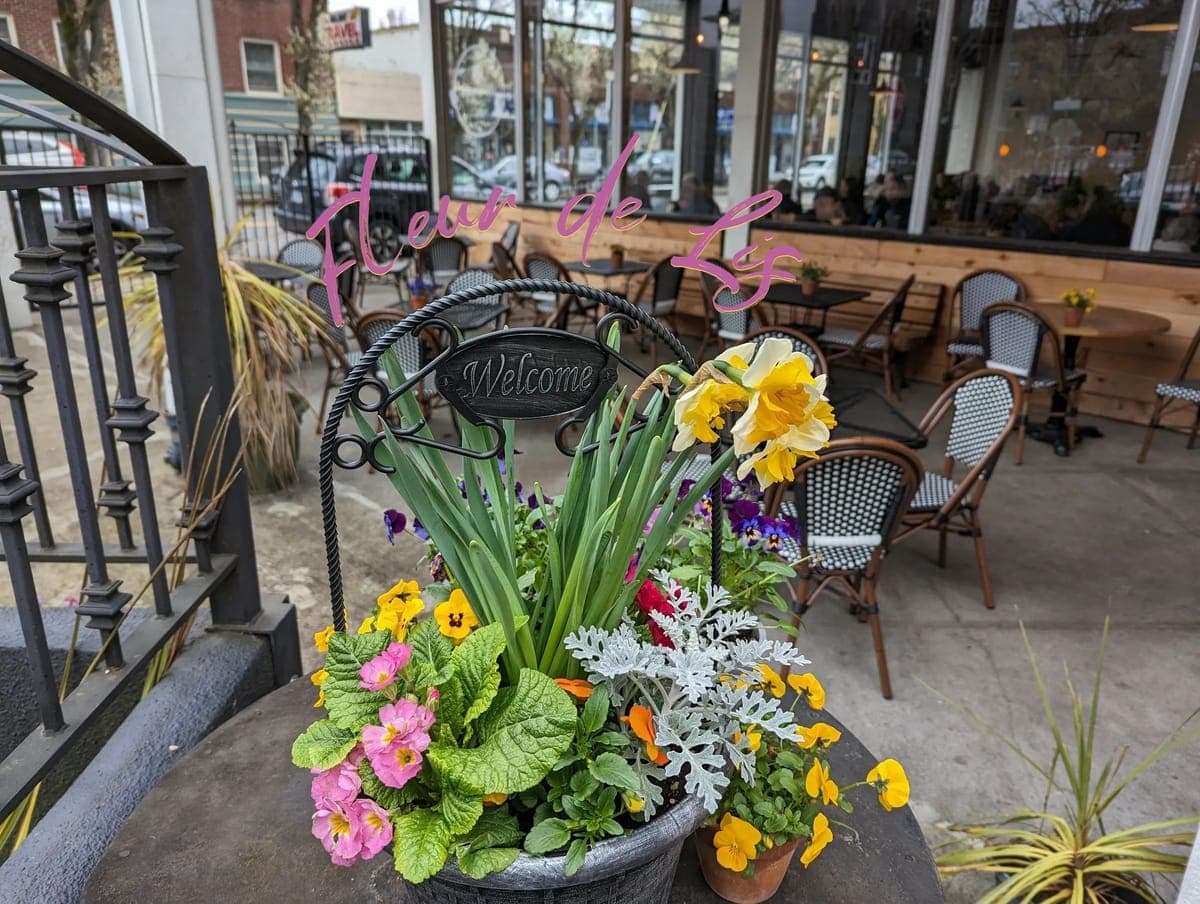 Fleur De Lis Bakery & Cafe